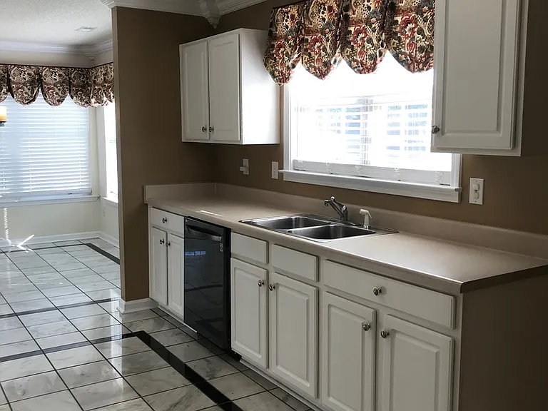 113 Pennine Dr — Photo 8