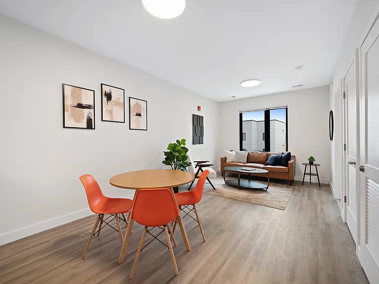 PINNACLE Orange Crossing — Photo 39
