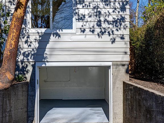 4th image of 808 W Armour St