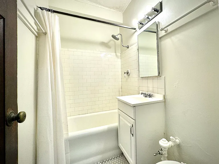 Marshall Hall Apartments — Photo 12