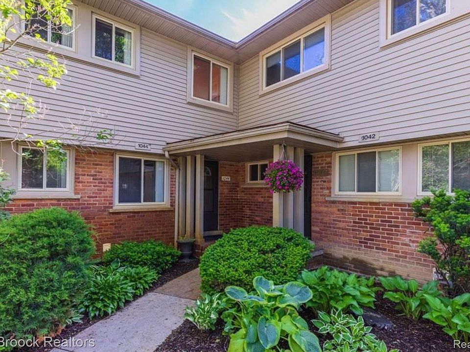 1st image of 1044 Stratford Ln