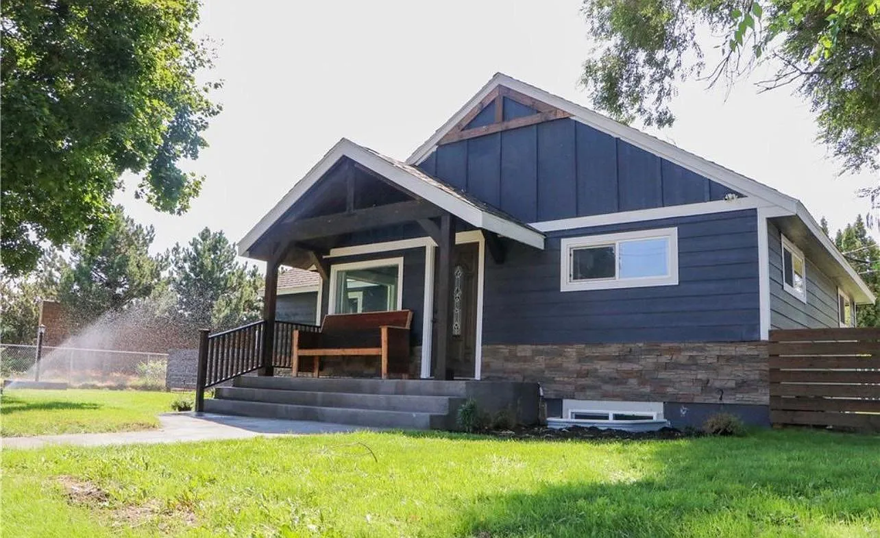 1002 NE C St — Photo 2