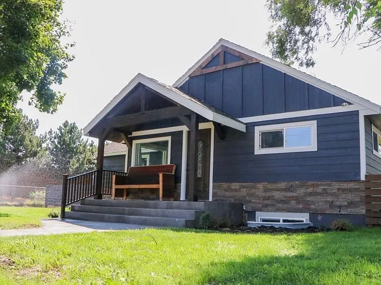 1002 NE C St — Photo 2