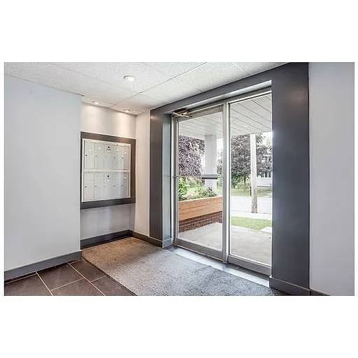 Building Photo - 949 N River Rd #1A