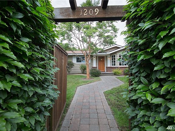 2nd image of 1209 Hillcrest Dr