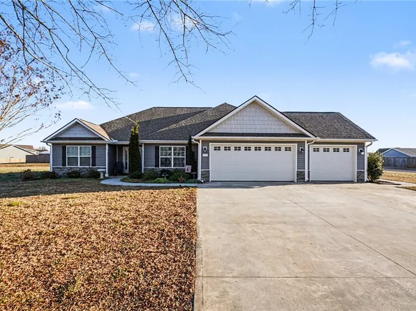 125 Apple Grove Dr, Inman, SC 29349