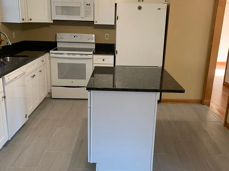 90 Robertson Dr — Photo 5