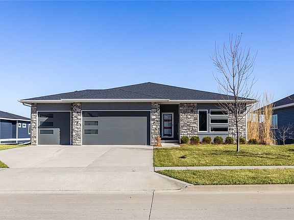 2nd image of 601 NW Somerset Ct