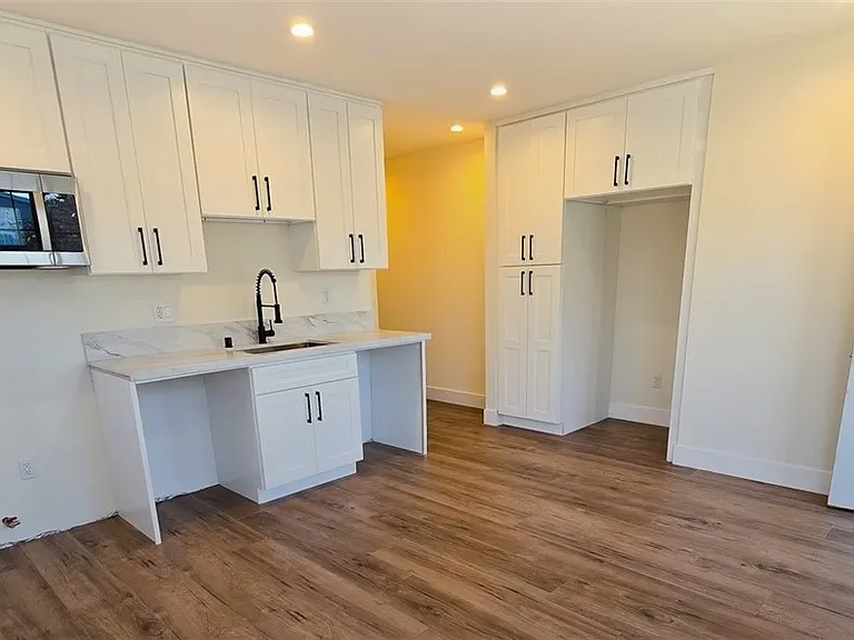 614 W 84th St #614 — Photo 5