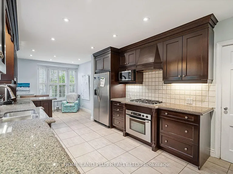56 Highland Cres — Photo 10