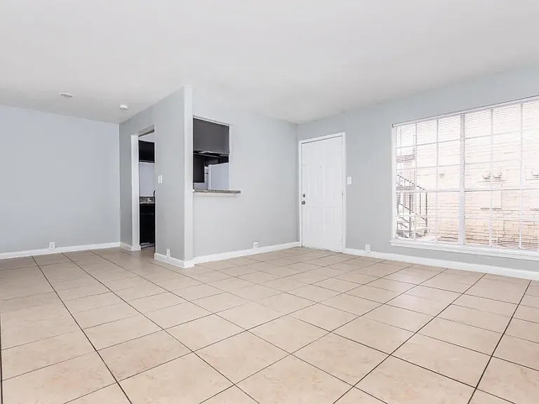 Colonial Woods Apts — Photo 35