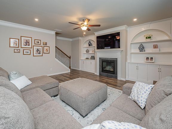 3rd image of 385 Lakeridge Dr