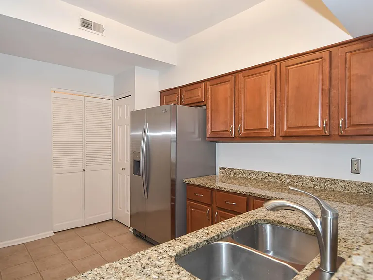 4444 Lindell Blvd #7 — Photo 29