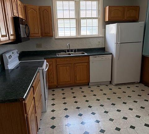 4th image of 129 Ridge Ave