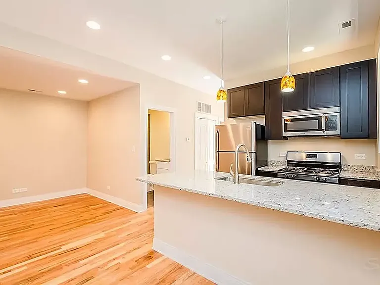 1630 W Cermak Rd #1F — Photo 2
