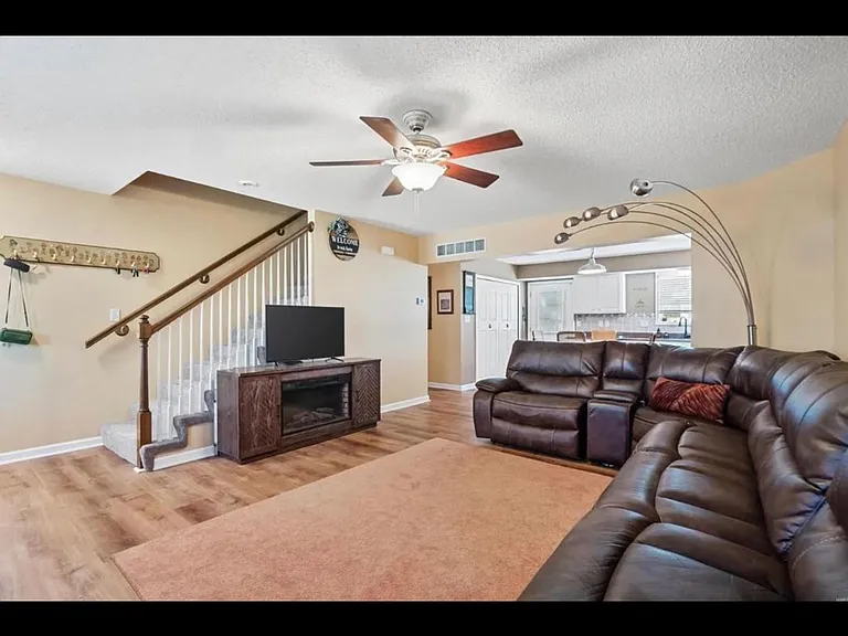 11 Deer Grove Dr — Photo 4