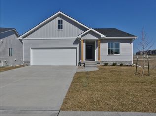 2908 Primrose Ln, Pella, IA 50219