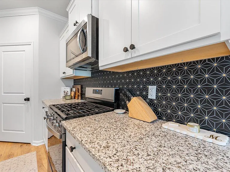 402 Oak View Way — Photo 16