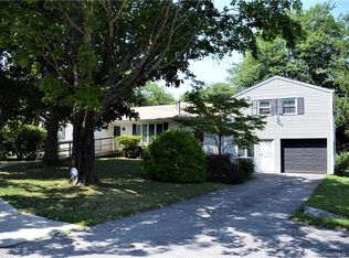 7 Deerfield Rd, Waterford, CT 06385