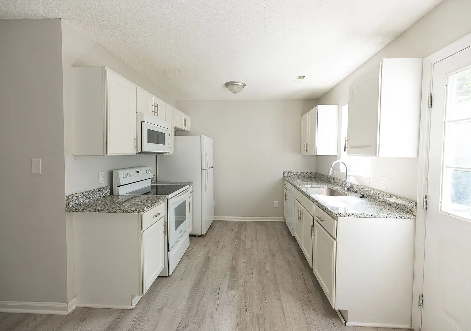 3010 Ingleside Dr — Photo 2