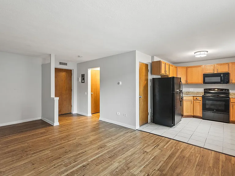 1333 N York St — Photo 24