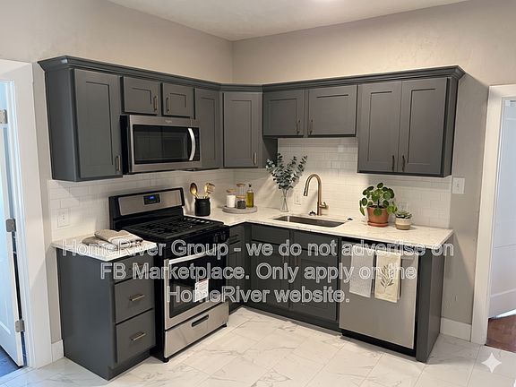 3rd image of 1945 W Park Pl