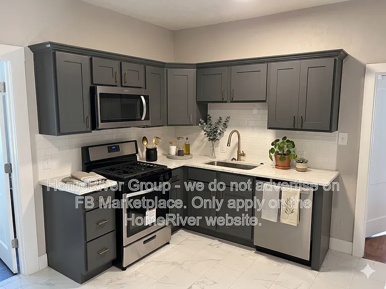 1945 W Park Pl — Photo 3