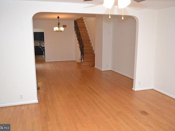 3rd image of 1104 Marlborough St