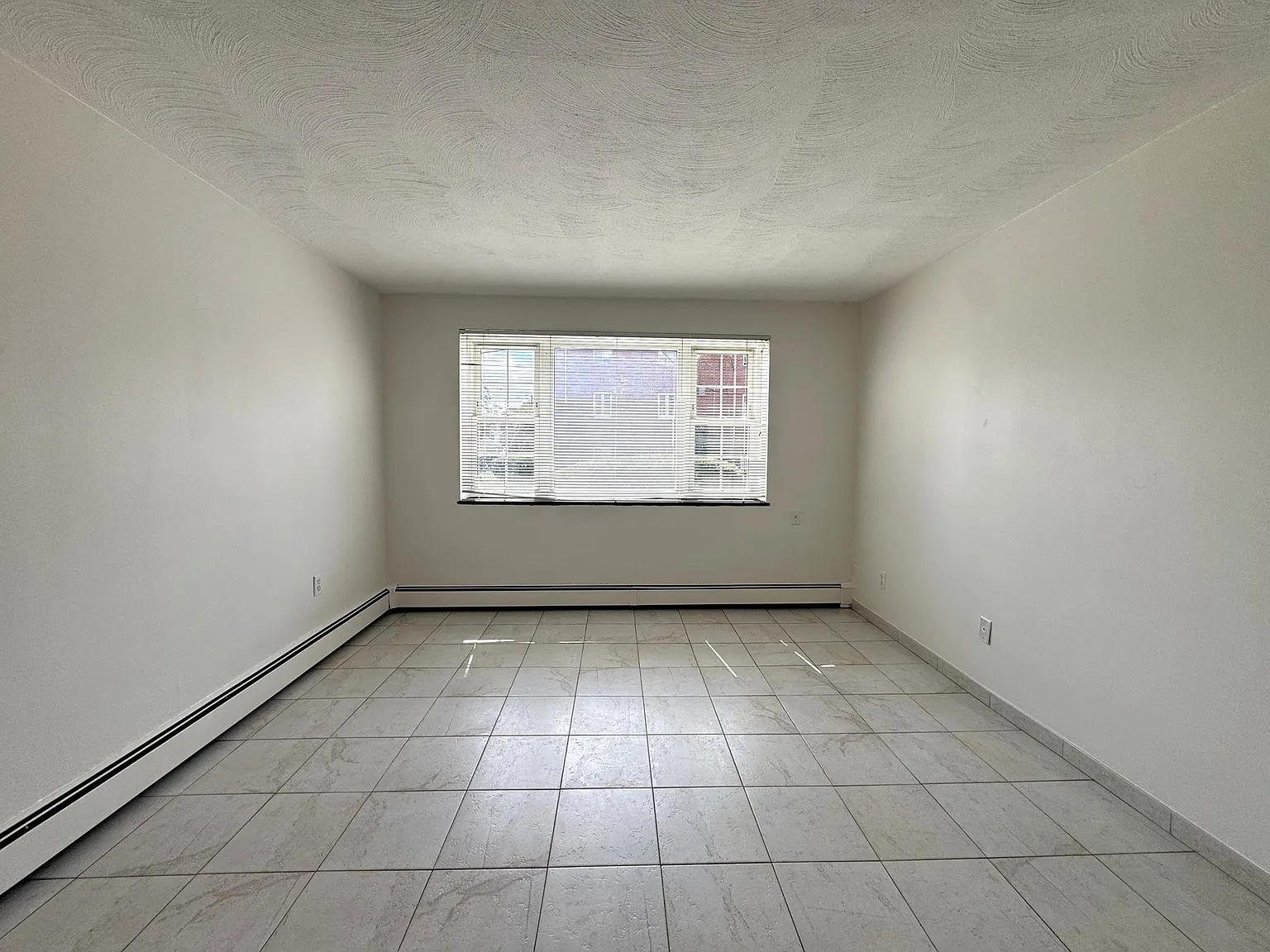 1 bed, 1.0 bath, 700 sqft, $2,000 — Photo 2