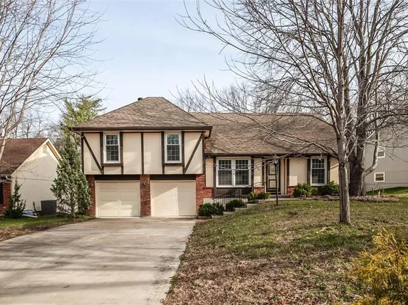 10106 NW Mirror Lake Dr, Kansas City, MO 64152