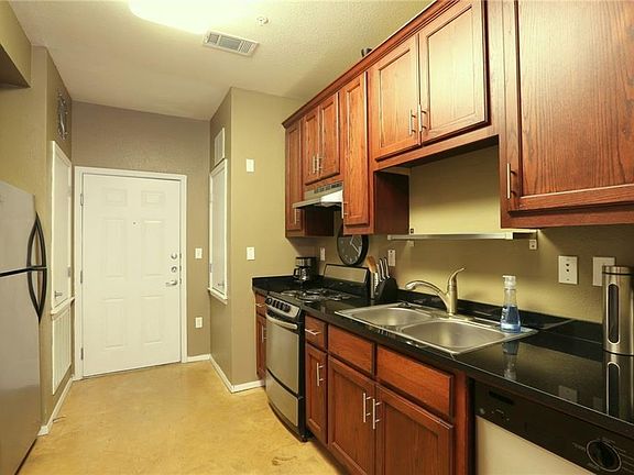 5th image of 910 W 25th St APT 302