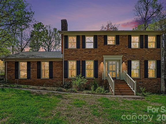 4th image of 1560 Chatham Ct NW