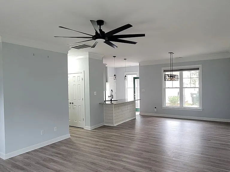 2022 Holmes Ct E — Photo 4