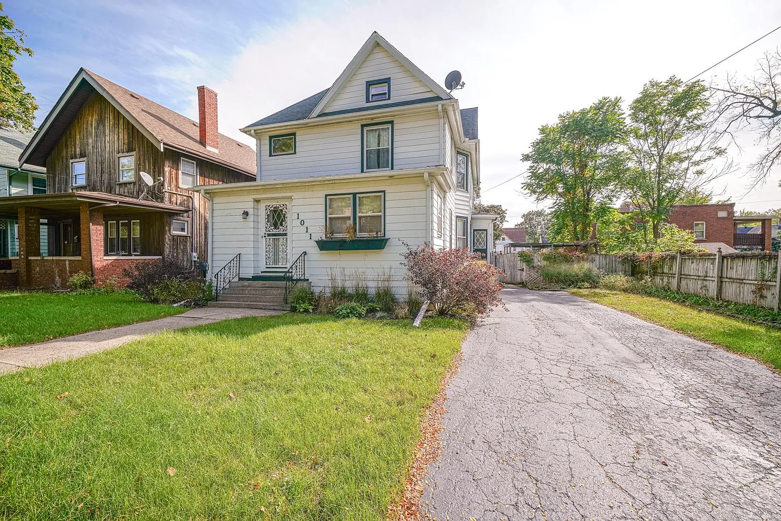 1011 Grant Ave photo 1
