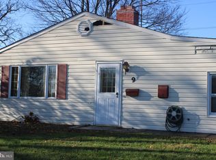 9 Edgewood Ln, Levittown, PA 19054