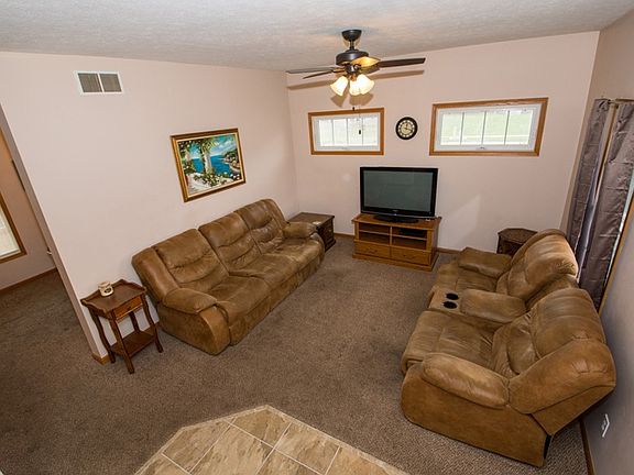 4th image of 18615 Hoover Ct