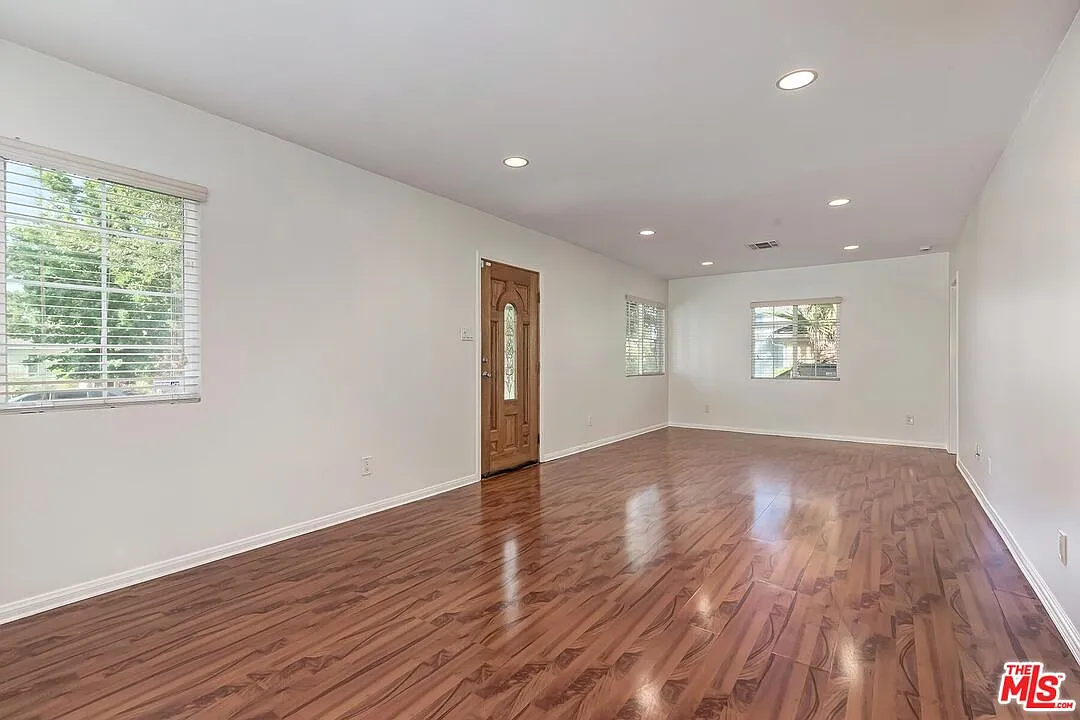3 bed, 3.5 bath, 1968 sqft, $5,250 — Photo 3