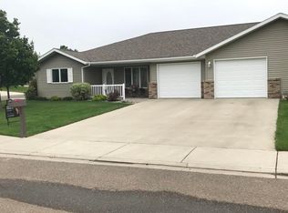 327 5th St SW, Dickinson, ND 58601