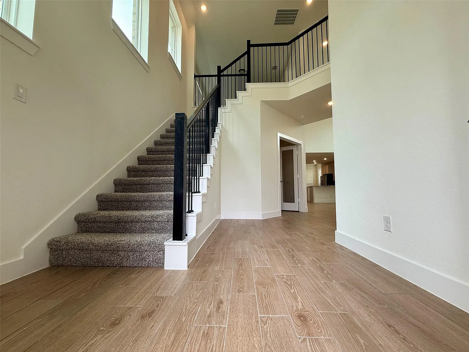 4 bed, 2.5 bath, 2425 sqft, $2,800 — Photo 4