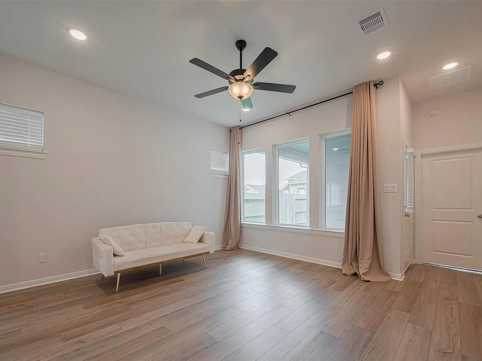 3 bed, 2.0 bath, 1459 sqft, $2,000 — Photo 4