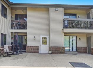 1061 Regent Rd UNIT 618, Oconomowoc, WI 53066