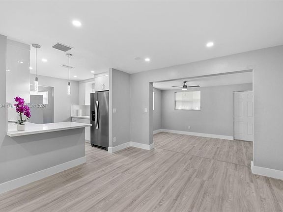 5th image of 870 NW 36th Ave