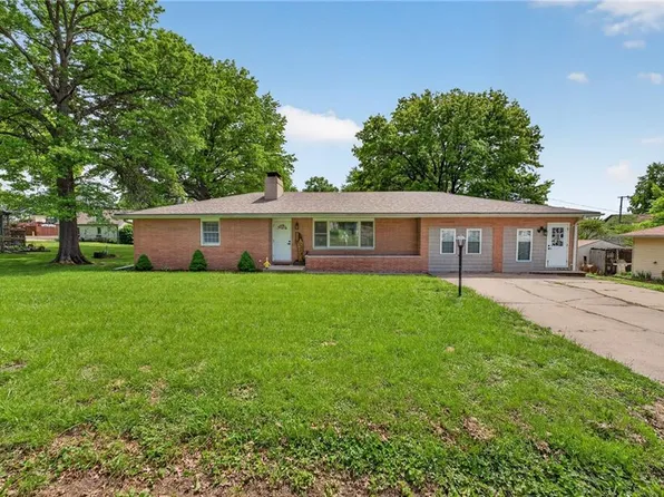 207 Dewey Ave, Gower, MO 64454