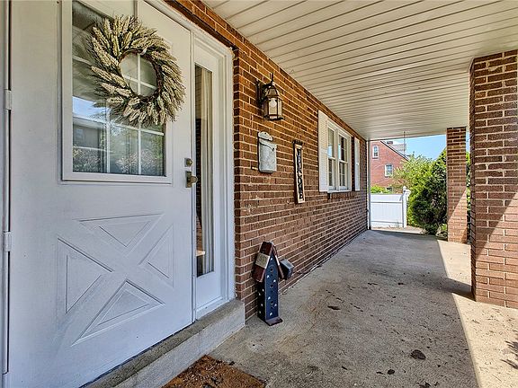 4th image of 222 Tremont Ave