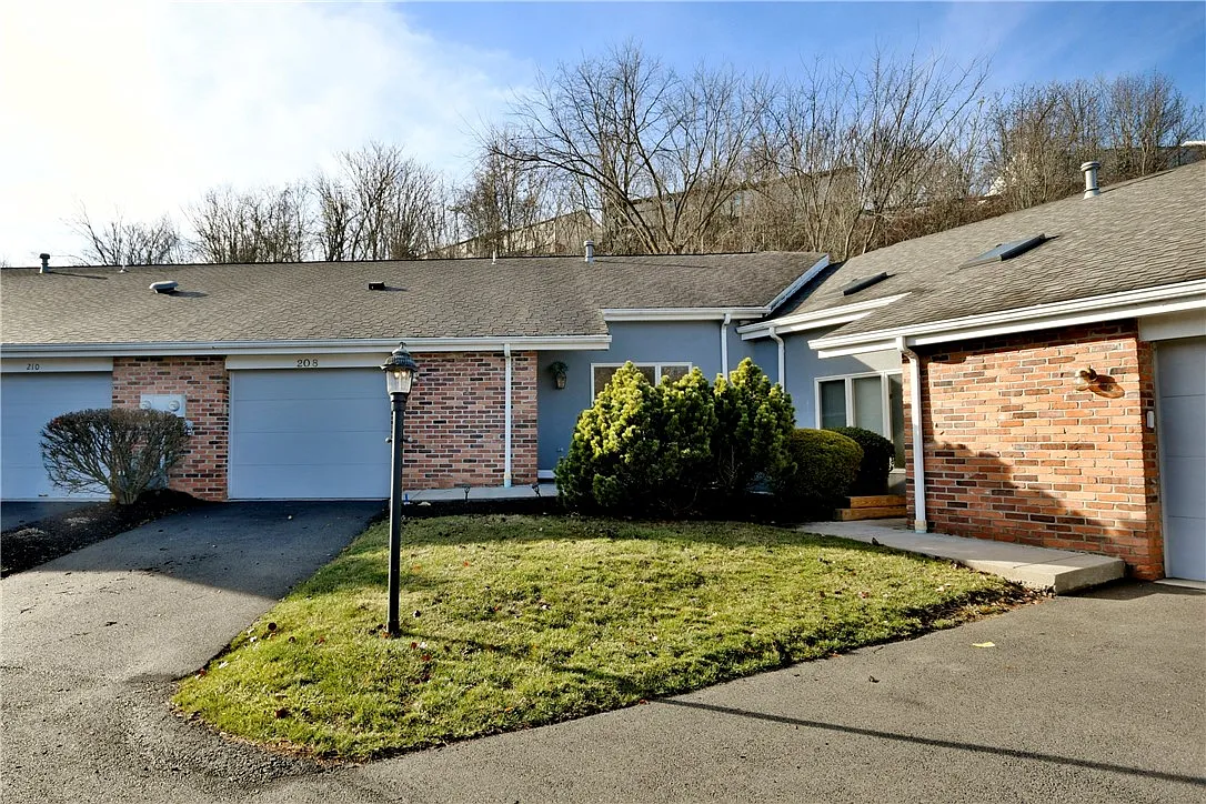 208 Queens Ct photo 1