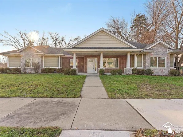 821 Ash St, Wyandotte, MI 48192