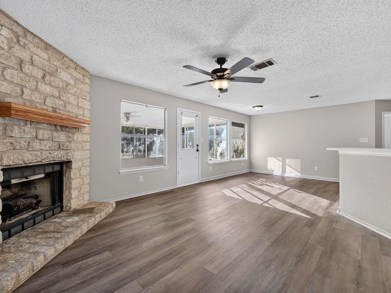 3 bed, 2.0 bath, 1780 sqft, $2,000 — Photo 4