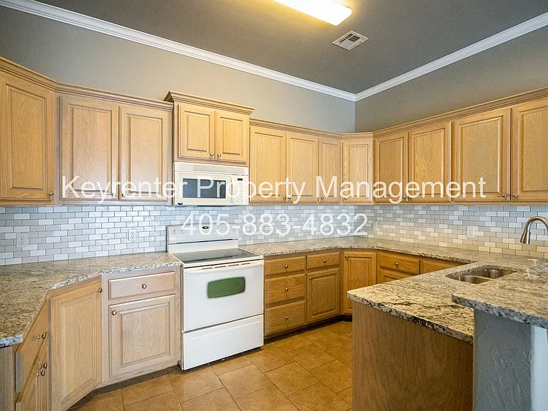 1301 Cedar Creek Dr — Photo 4