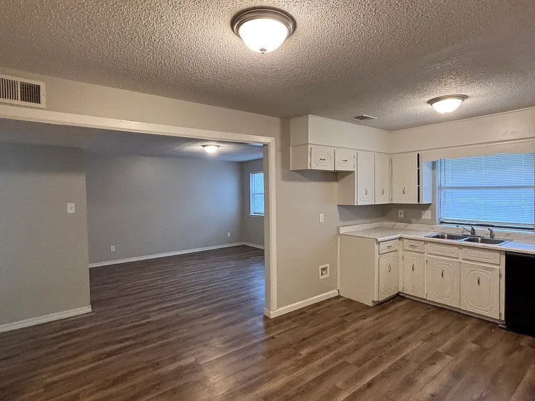 1301 Liberty Dr — Photo 7