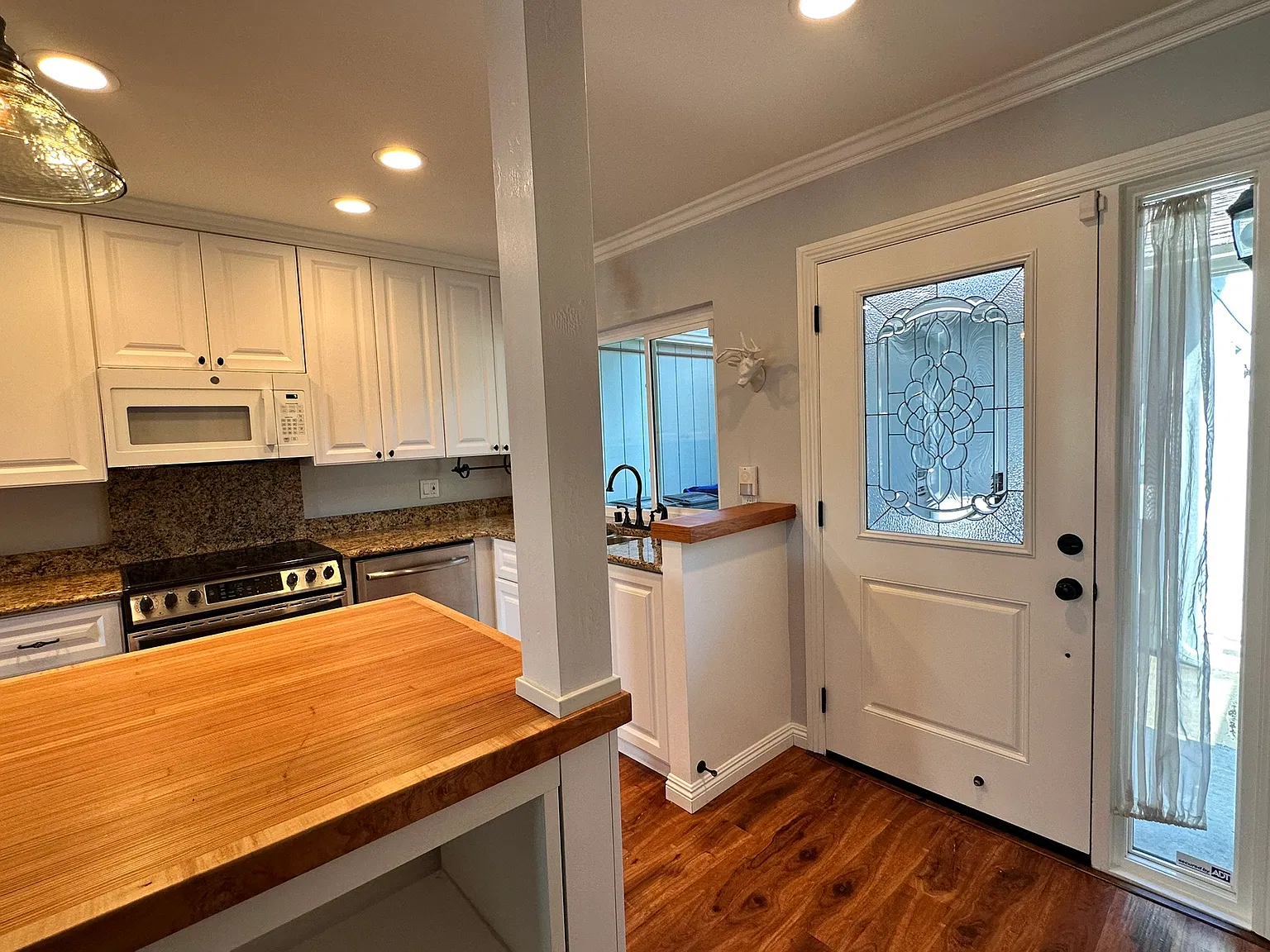 2 bed, 1.5 bath, 1032 sqft, $4,100 — Photo 2